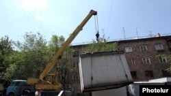 Armenia - Municipal workers dismantle a kiosk in Yerevan, 10Aug2011.