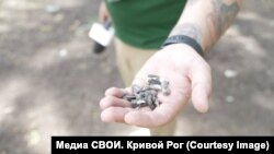 Кривой Рогго ташталган кассеталык бомбанын майда калдыктары. Сүрөттү СВОИ басылмасынын журналисти тарткан.