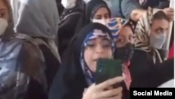 تصویر زنی که در اتوبوس با انتقاد از پوشش شهروند دیگر، او را تهدید میکند که فیلم او را برای سپاه میفرستد