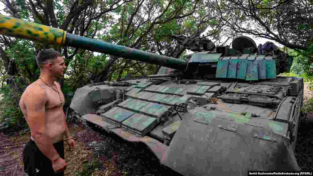 Ukrajinski vojnik pored tenka T-80, koji je zarobljen od ruske vojske.