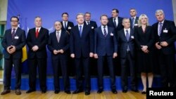 Čelnici BiH sa komesarom za proširenje Štefanom Fielom nakon još jednog od niza neuspješnih sastanaka 