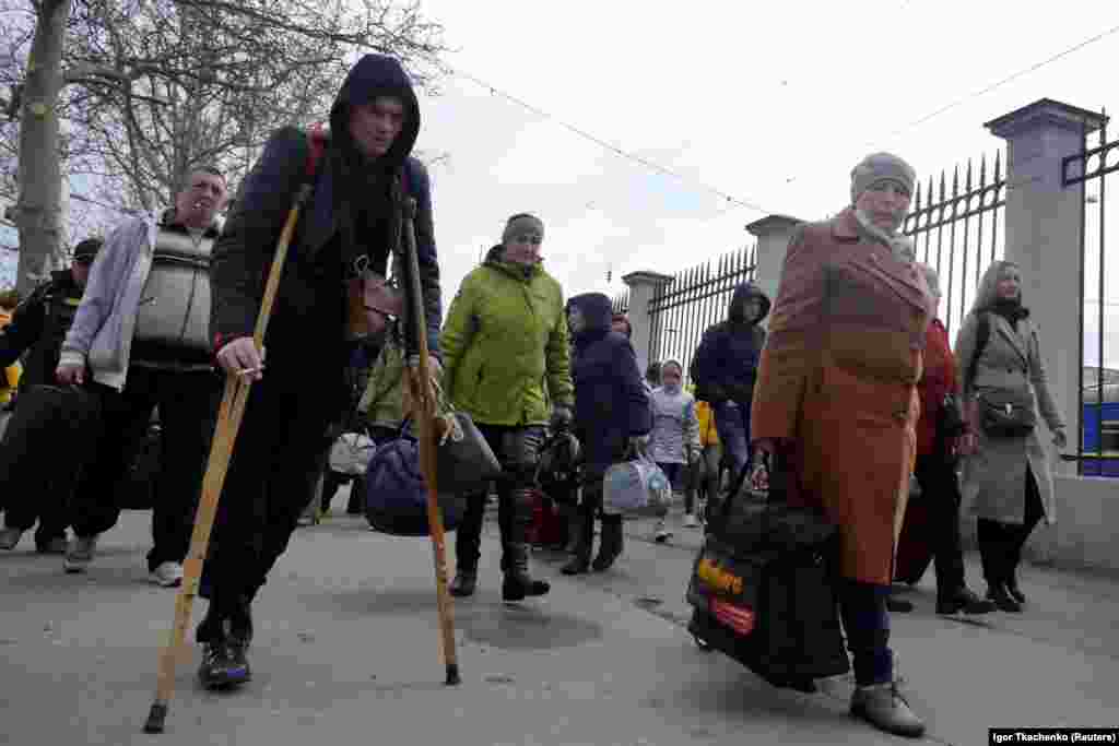 Бежавшие из Николаева жители прибывают в Одессу, 20 апреля. Фотограф Reuters сообщил, что город Николаев «ежедневно обстреливают». 19 апреля президент Украины Владимир Зеленский заявил о начале ожидавшегося наступления России на Донбасс 