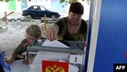 Žena glasa na mobilnom izbornom mestu na izborima u oblastima pod ruskom okupacijom. Donjeck, 6. septembar 2023.