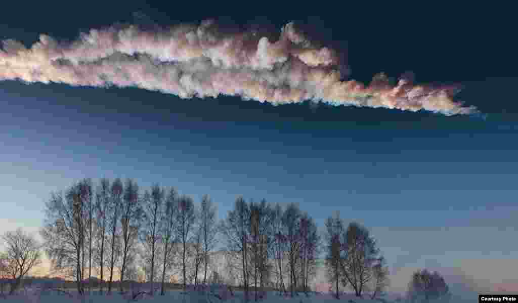 9:24:11, 9:24:15. Ике вертикаль фотоны берләштереп ясалган панорама күренеше. Шартлаудан соң ике минут үткәч аның тавышы да килеп җитә. Ул ачык һәм бик көчле була. Якында кошлар дәррәү күтәрелеп төрле якка оча башлый. "Ул чакта мин шок хәлендә идем", ди Марат.