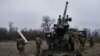 Українські військові готуються до обстрілу російських позицій із САУ французького виробництва CAESAR біля Авдіївки. Донецька область, 26 грудня 2022 року