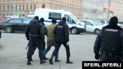 Задержания Росгвардией на акции против войны в Санкт-Петербурге, апрель 2022 года