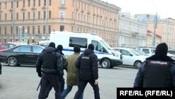 Затримання на акції проти війни у ​​Санкт-Петербурзі, архівне фото, квітень 2022 року