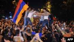 Ցուցարարները Բաղրամյան պողոտայում հունիսի 24-ի լույս 25-ի գիշերը
