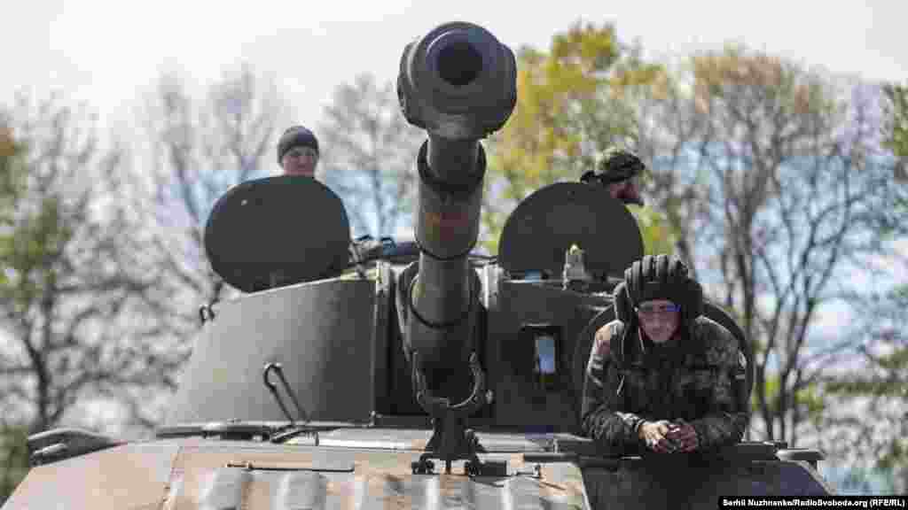 Украинские военные сидят в 122-мм самоходной артиллерийской установке 2С1 «Гвоздика». Харьковская область, 7 мая 2022 года