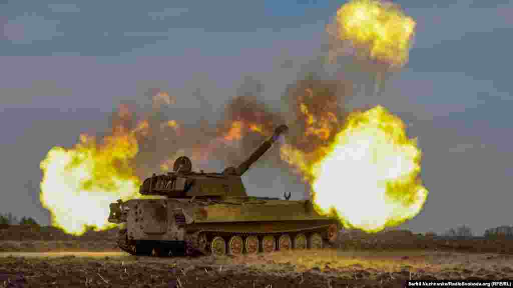 Украинские военные ведут огонь из 122-мм самоходной артиллерийской установки 2С1 «Гвоздика» по скоплению боевой техники войск РФ. Харьковская область, 7 мая 2022 года