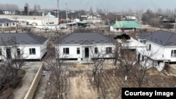 Чек ара жаңжалында талкаланган турак жайлардын ордуна курулган үйлөр. Баткен, 2022-жыл, декабрь. Сүрөт президенттик администрацияныкы. 