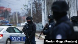 Službenici Policije Kosova patroliraju Severnom Mitrovicom, Kosovo, 13. decembar 2022.