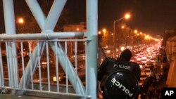 Politsiya hadimi Tehranda numayışçılarnı közete
