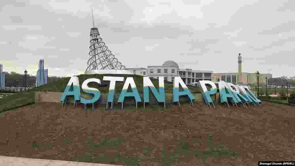 Копия столичного торгово-развлекательного центра "Хан Шатыр" в Парке Астаны, где в последние дни работа идет "ударными темпами".