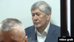 Алмазбек Атамбаев соңку сот проссесинде дагы аны сот залына алып келбөөнү талап кылган.