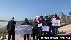 Активисты проводят акцию на берегу реки Ишим с призывом освободить Ербола Есхожина. Нур-Султан, 14 апреля 2021 года.