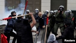 Deo demonstranata se sukobio sa policijom tokom demonstracija u Atini (5.mart 2023. godine)