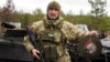 Українські військові на дорозі між Ізюмом, що на Харківщині, і містом Лиманом Донецької області, 4 жовтня 2022 року