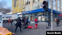 В результате обстрела погибли прохожие на улицах Херсона.