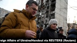 Njemačka ministrica vanjskih poslova Annalena Baerbock i ukrajinski ministar vanjskih poslova Dmitro Kuleba u Harkivu 10. januar 2023. 