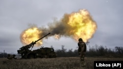 Украинские военные ведут огонь по российским позициям из самоходной гаубицы французского производства Caesar (архивное фото)