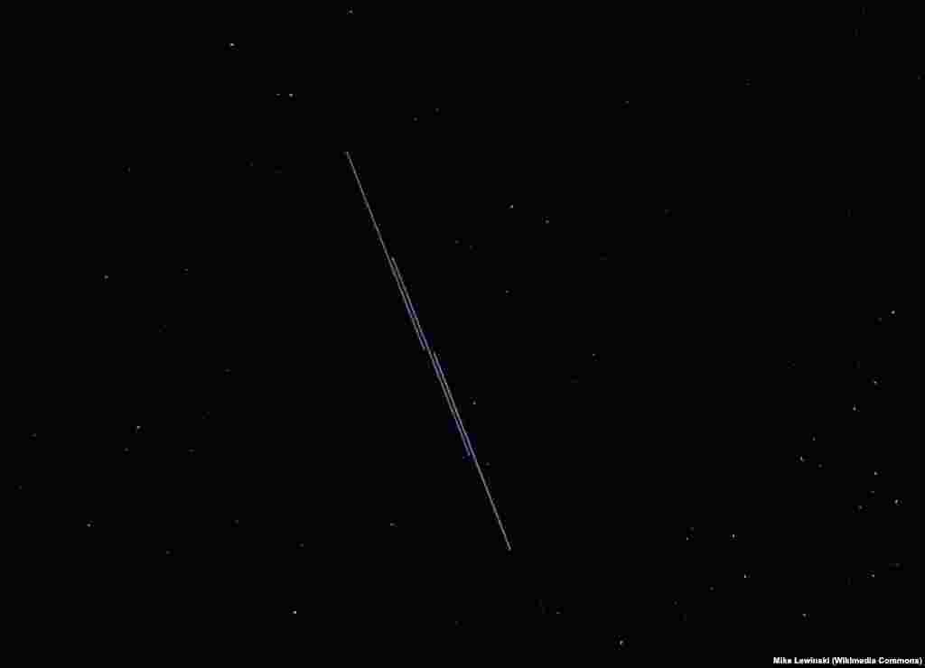 Спутники Starlink пролетают над Трес-Пьедрасом, штат Нью-Мексико. Первоначально предполагалось, что Starlink предоставит возможность спутникового подключения к интернету в местах, где отсутствует телекоммуникационная инфраструктура, например в море, в изолированных местах вдали от городов, или там, где действуют правительственные ограничения на доступ в интернет. Но Starlink также стал спасательным кругом для Украины в противостоянии с Москвой. Поскольку SpaceX оплачивает счета, в Twitter'е и в СМИ было много дискуссий относительно обязательств SpaceX перед Украиной и готовности компании продолжать платить за услуги