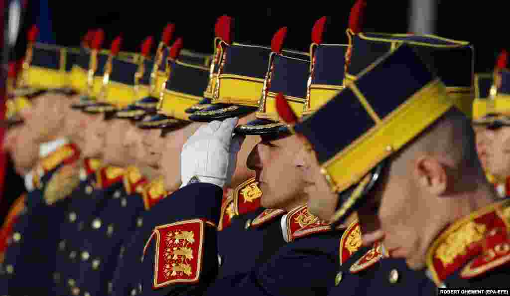 Ziua Armatei Române sărbătorită în București. Soldați din Regimentul gărzii de onoare, înaintea ceremoniei. 
