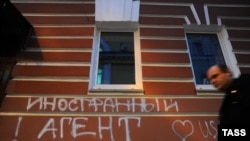 Оьрсийчоь -- "Адамийн бакъонашкахьа" цIе йолчу юкъараллан цIийна тIе, и хьукмат емал еш, "Кхечу пачхьалкхан агент", "Суна Iамерка еза" яздина зуламхоша, Москох, 2ГIу2012