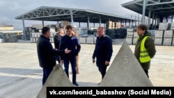 Завод стройматериалов в Симферопольском районе производит противотанковые бетонные заграждения для армии РФ во время ее войны с Украиной