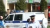 Trupele antitero intră în sediul școlii unde s-au tras focuri de armă