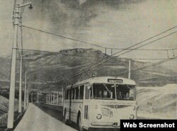 Тролейбус Škoda 8Tr на ділянці траси Алушта–Ялта. Фото А. Рябцова. «Курортна газета». 26 липня 1961 року, № 147 (5041).