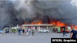 Өрт өчүрүүчүлөр ракета тийген соода борборунун жанында. Кременчуг, 27-июнь 2022-жыл