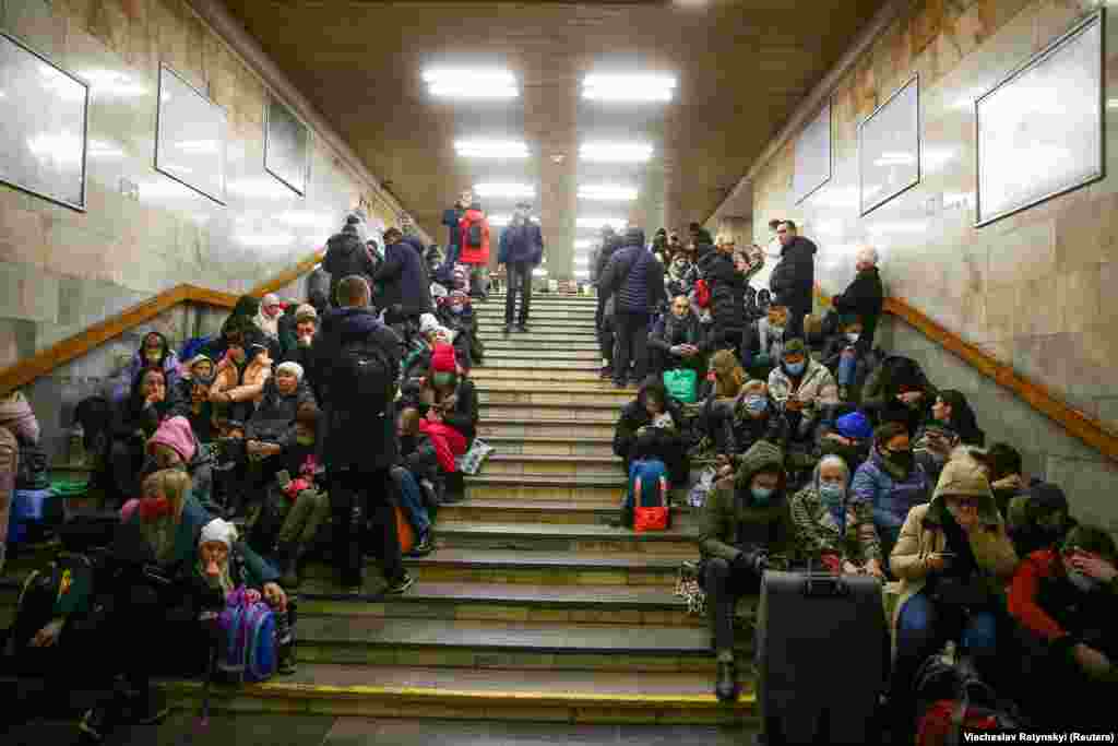 Тыныч халык Киев метро станциясенә сыенды. Бу метро станциясе 100 метрдан да тирәндәрәк урнашкан. Ул — дөньяда иң тирәндәге метро станцияләренең берсе. 