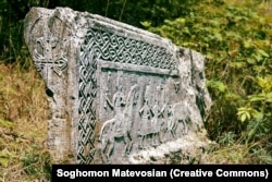 Փորագրված քարը Երից Մանկանց վանքի տարածքում։