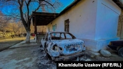 Куралдуу жаңжалда өрттөлгөн унаа. Баткен, Көк-Таш айылы. 28-январь, 2022-жыл.