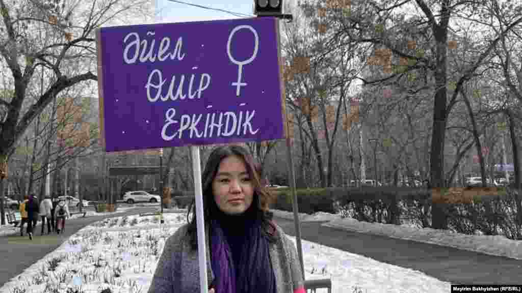 Одна из пришедших на митинг держала транспарант с надписью: «Женщина, жизнь, свобода!» Этот лозунг использовался во время протестов в Иране, вспыхнувших в сентябре прошлого года после смерти 22-летней Махсы Амини, выступавшей за права женщин. Участники протестов в Иране требовали защиты прав женщин и сжигали на площадях свои платки и хиджабы