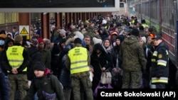 Польшага келген украиналык качкындар.