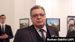 Орусиянын Түркиядагы элчиси, маркум Андрей Карлов көргөзмөнүн ачылышында сүйлөп жатат. Бир нече мүнөттөн кийин ал артындагы Мевлют Алтынташтын огунан каза болгон. 19-декабрь, 2016-жыл.
