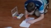 Școala Internațională din Baia Mare a primit 12 elevi ucraineni cărora le-a organizat o clasă mixtă. În imagine, unul dintre copiii ucraineni găzduiți, la Baia Mare, de Alina Cotețiu, o voluntară care are grijă de mai mulți copii.