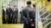 «Здесь что угодно может случиться». Мигрантов в колониях России принуждают ехать на войну 