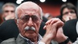 تجمع در قلعه پس از به آتش کشیده شدن در روزهای منتهی به پیروزی انقلاب ۵۷