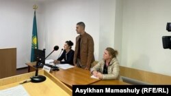 Әскери сотта жауап беріп тұрған айыпталушы Марк Злуняев (ортада). Сол жағында анасы әрі қоғамдық қорғаушысы Татьяна Злуняева, оң жағында адвокаты Гульнара Валимова
