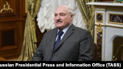 «Ситуація дуже серйозна. Я б навіть сказав, небезпечна. І нам у жодному разі не можна спрощуватися», – зазначив Лукашенко