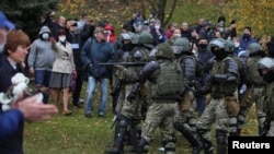 Ілюстрацыйнае фота. Сілавікі разганяюць акцыю пратэсту ў Менску, лістапад 2020 
