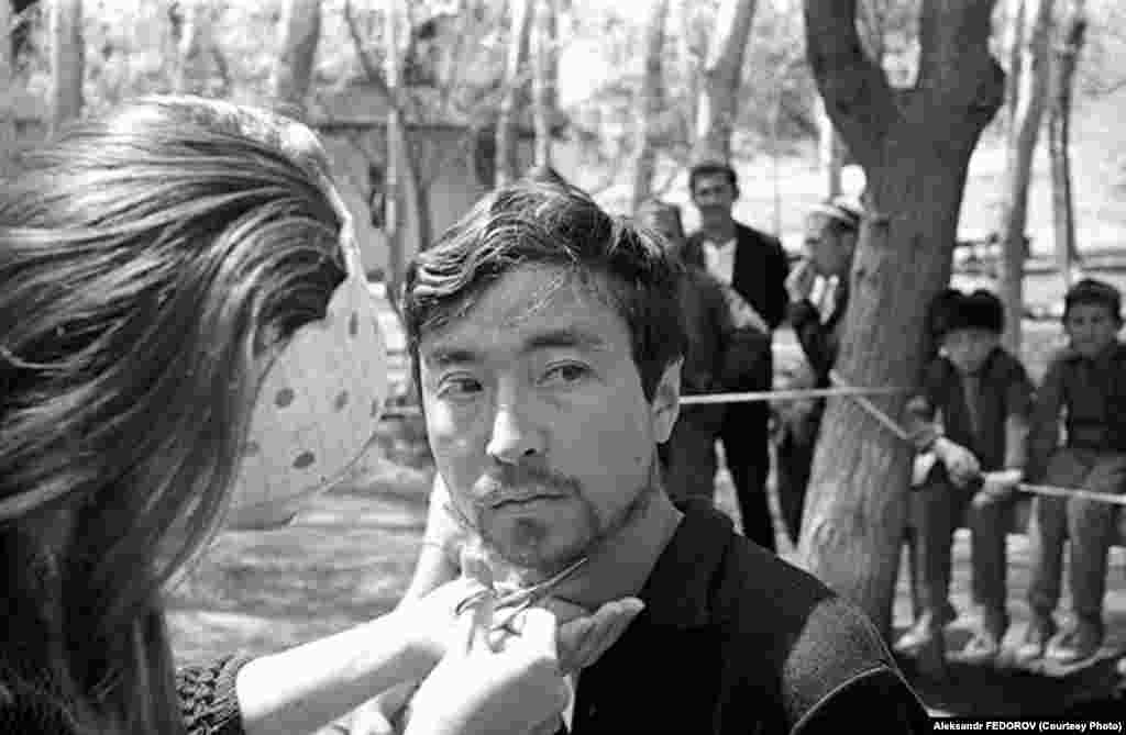 Геннадий Базаровдун "Буктурма" тасмасын тартуу учуру. 1968-жыл. Режиссер 1968-жылы өз алдынча "Буктурма" (сценарийдин авторлору Х.Булатов, Дегальцев, А.Шаршенова) көркөм тасмасын тарткан. Ошол жылы Мурза Гапаровдун сценарийи менен "Көчө" толук метраждуу тасмасын тартып, көпчүлүктүн назарына түшөт.