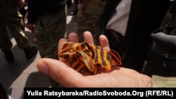 Штовханина в Дніпрі під час акції 9 травня почалася з суперечок щодо наявності в учасників акції забороненої символіки, зокрема так званих «георгіївських стрічок»
