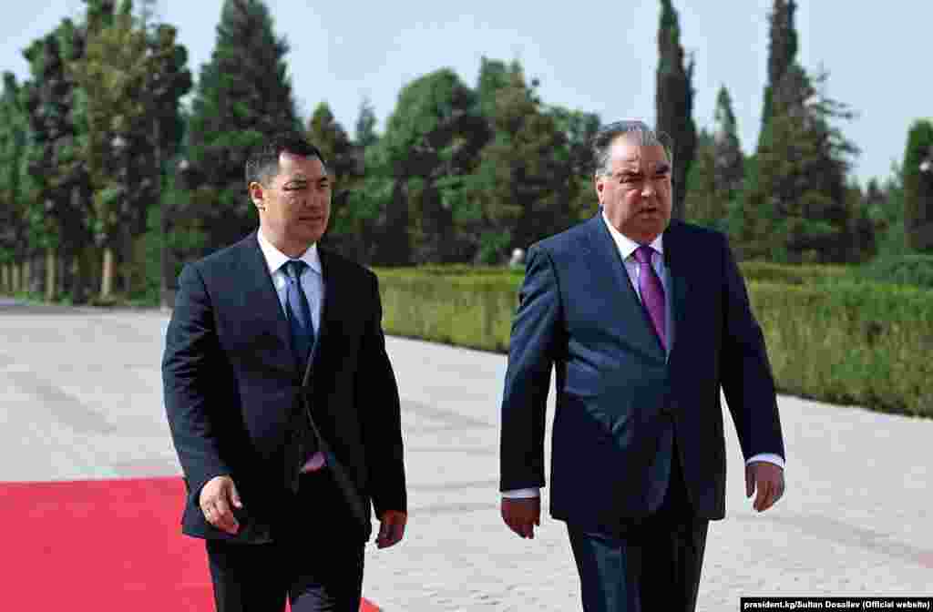 Кыргызстанда президенттик шайлоодон кийин мамлекет башчысы болгон Садыр Жапаров президент катары Эмомали Рахмон менен биринчи ирет кездешүүдө.