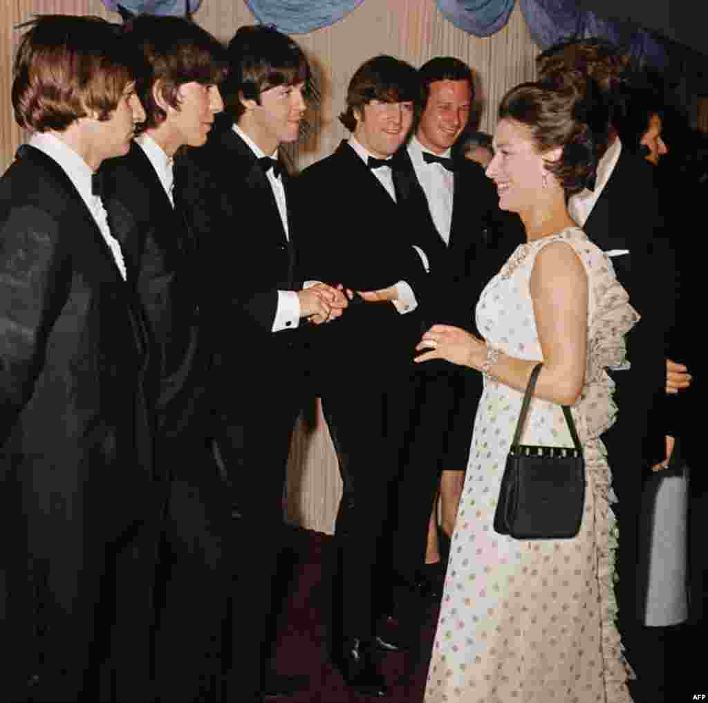 Елизавета II һәм "Beatles" музыкаль төркеме, 1965 ел