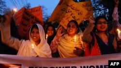 په پاکستان کې فعالانو په بیا بیا د ښځو د حقونو خوندیتوب او د هغوی د ځواکمنولو غوښتنې کړې دي (د ۲۰۱۱ز کال انځور).