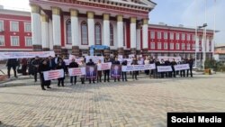 The protesters on November 10 warned that mass rallies would be held in the city of Osh two days later if the rector of Osh State University was not reinstated.